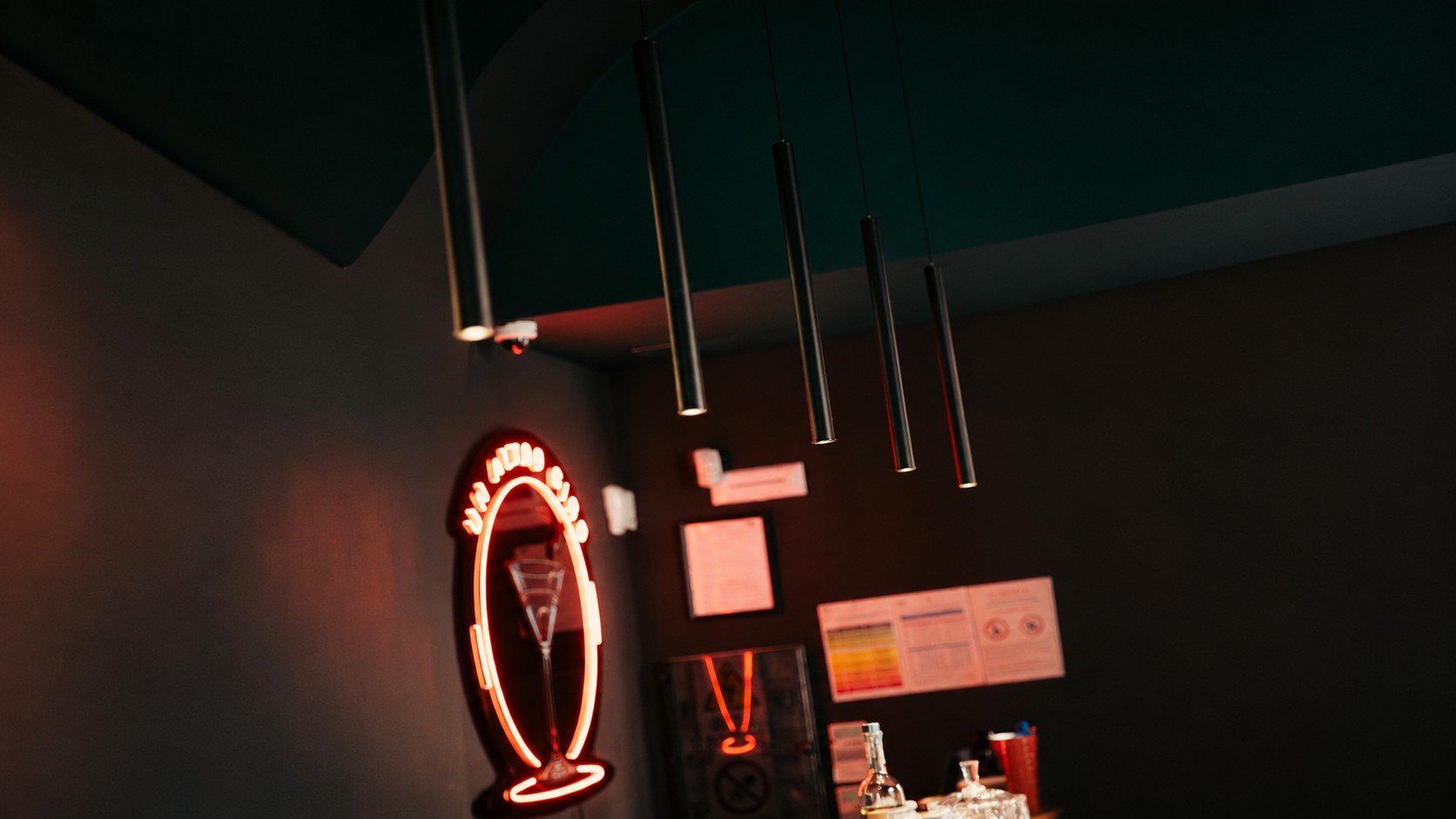 L'insegna al neon e le luci a sospensione del locale
